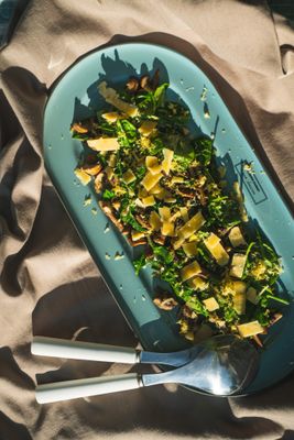 Svampesalat med spinat og parmesan