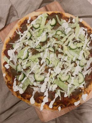 Salatpizza med kebab